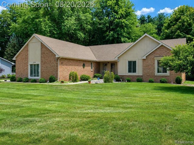 1129 S Lake Valley Drive, Fenton, MI 48430
