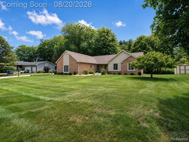 1129 S Lake Valley Drive, Fenton, MI 48430
