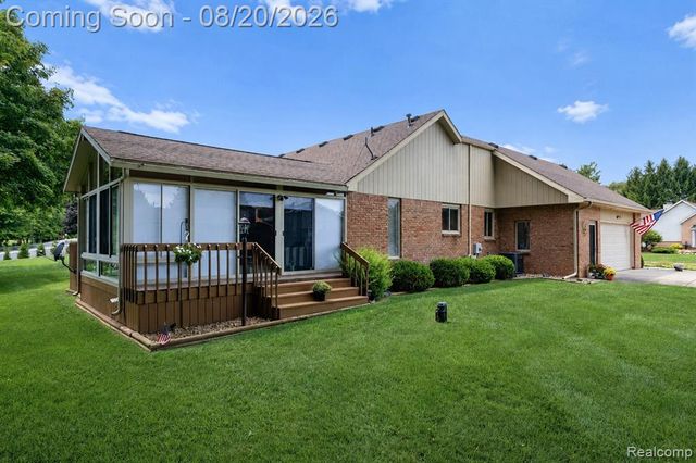 1129 S Lake Valley Drive, Fenton, MI 48430