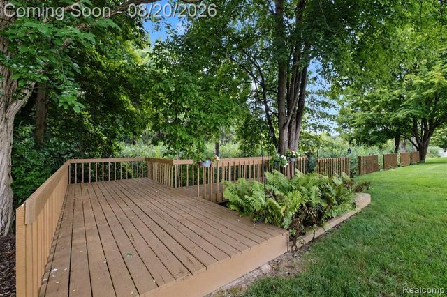 1129 S Lake Valley Drive, Fenton, MI 48430