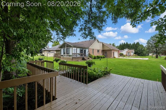 1129 S Lake Valley Drive, Fenton, MI 48430