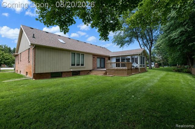 1129 S Lake Valley Drive, Fenton, MI 48430
