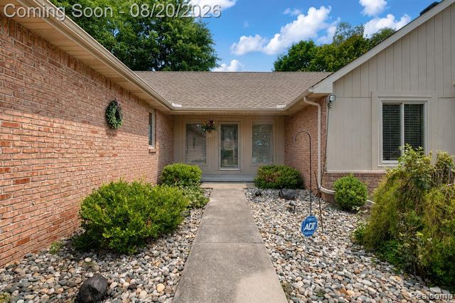 1129 S Lake Valley Drive, Fenton, MI 48430