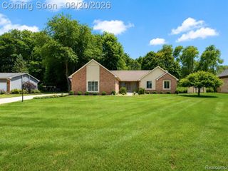 1129 S Lake Valley Drive, Fenton, MI 48430