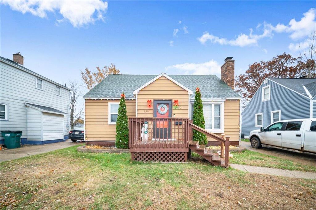 2690 Pinehurst Road, Norton Shores, MI 49441