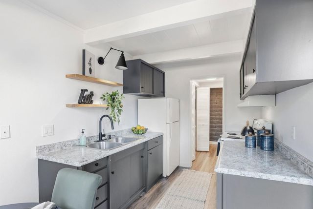 451 Dela Vina 107, Monterey, CA 93940