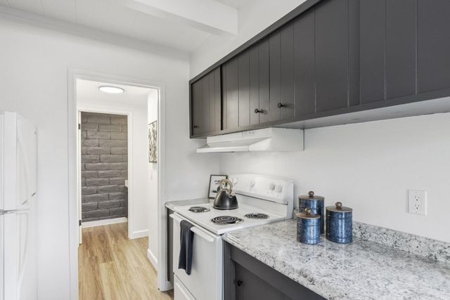 451 Dela Vina 107, Monterey, CA 93940