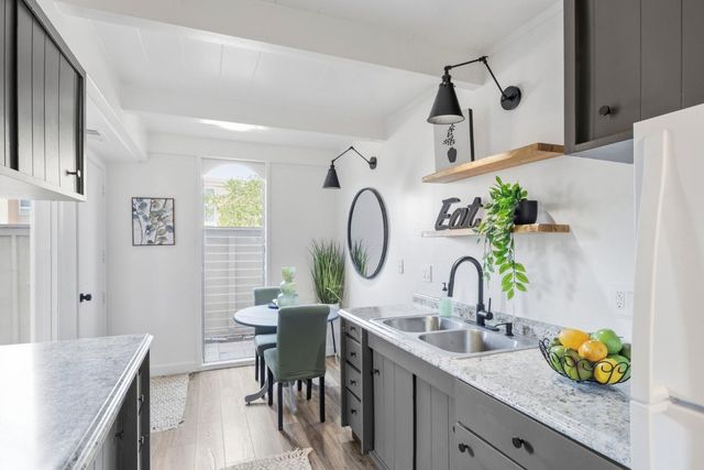 451 Dela Vina 107, Monterey, CA 93940