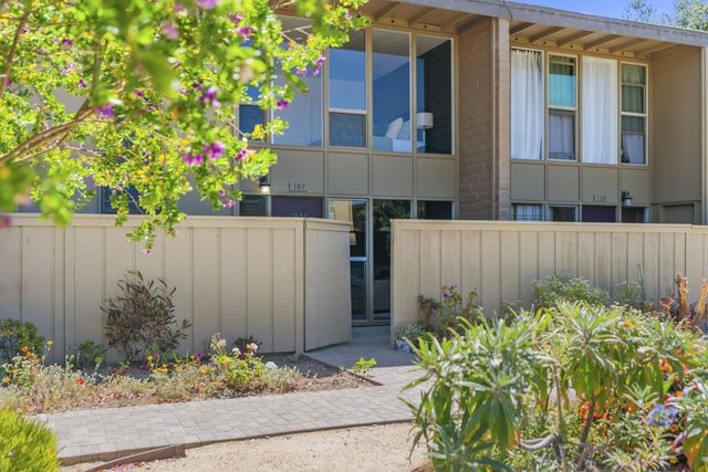 451 Dela Vina 107, Monterey, CA 93940