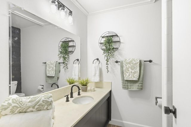 451 Dela Vina 107, Monterey, CA 93940