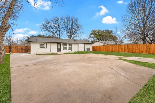 2000 Knollwood Lane, Carrollton, TX 75006
