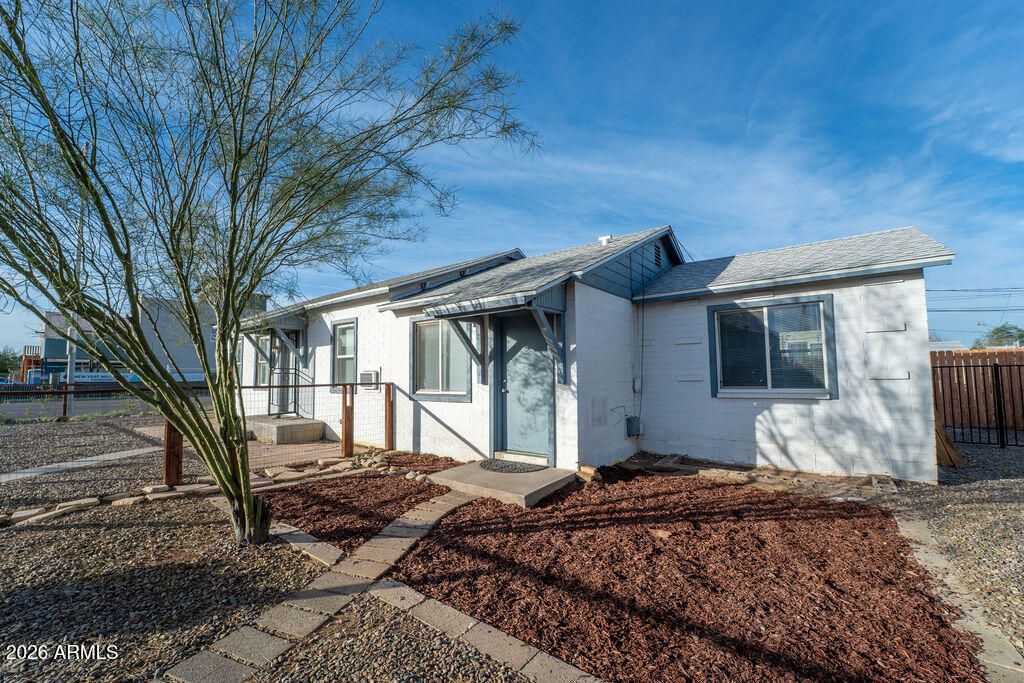 Image 3 of property listing at 1022 S MONTEZUMA Avenue, Phoenix, AZ 85003