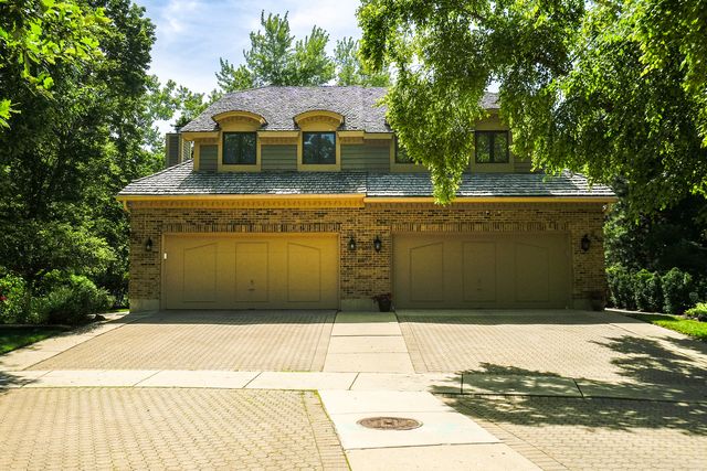 640 Walnut Oaks Drive, Roselle, IL 60172