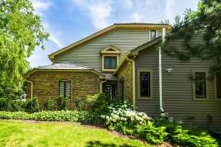 640 Walnut Oaks Drive, Roselle, IL 60172