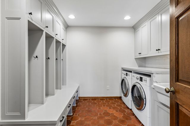 151 Choctaw Circle, Chanhassen, MN 55317