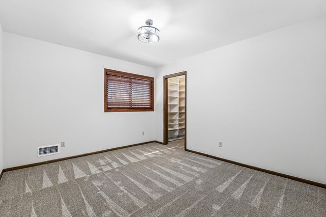 151 Choctaw Circle, Chanhassen, MN 55317