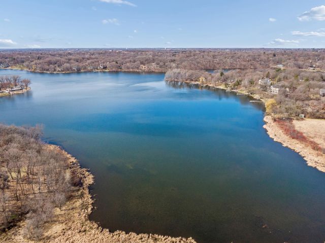 151 Choctaw Circle, Chanhassen, MN 55317