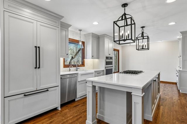 151 Choctaw Circle, Chanhassen, MN 55317