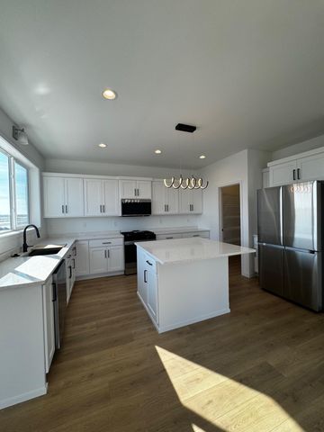 6704 32 Street S, Fargo, ND 58104