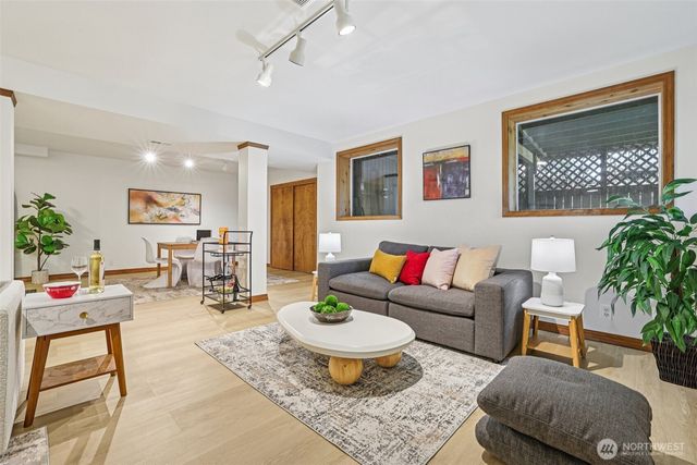 411 W Lake Sammamish Parkway NE, Bellevue, WA 98008