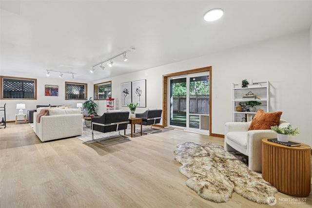 411 W Lake Sammamish Parkway NE, Bellevue, WA 98008