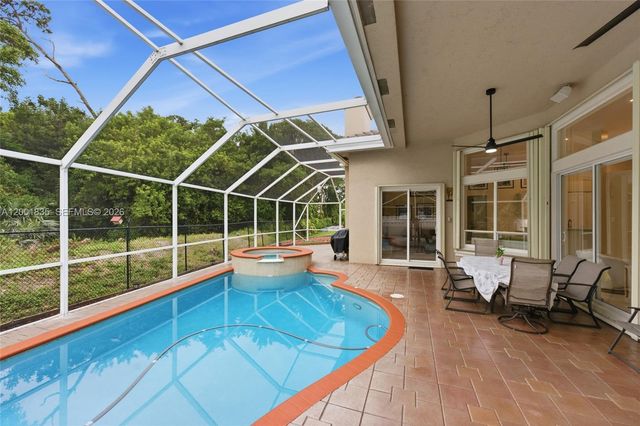 6113 NW 53rd Cir, Coral Springs, FL 33067