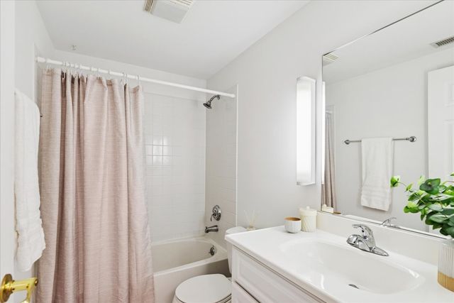 2334 Meadowcroft Lane, Grayslake, IL 60030