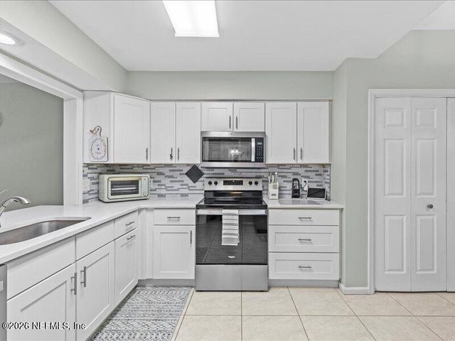 3927 MEADOWVIEW Drive N, Jacksonville, FL 32225