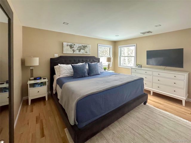 38 Woodridge Road, Hampton Bays, NY 11946
