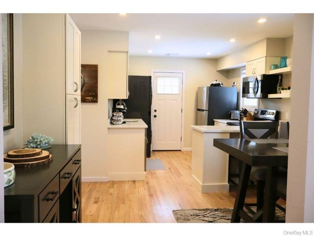 38 Woodridge Road, Hampton Bays, NY 11946