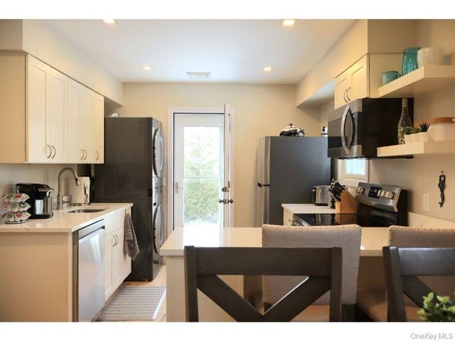 38 Woodridge Road, Hampton Bays, NY 11946