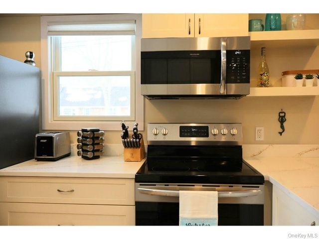 38 Woodridge Road, Hampton Bays, NY 11946
