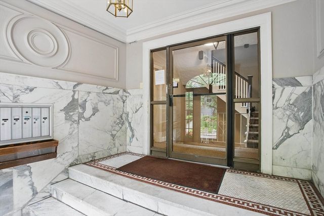 30 Kinross Rd 1, Boston, MA 02135