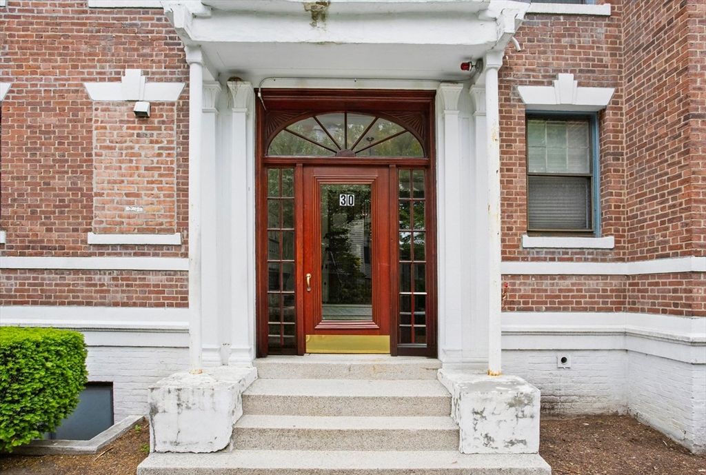 30 Kinross Rd 1, Boston, MA 02135