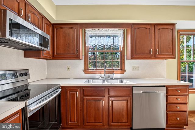 22 STONE EDGE RD, Sellersville, PA 18960