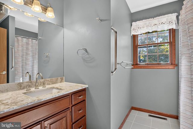 22 STONE EDGE RD, Sellersville, PA 18960