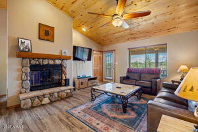 2670 Lodge Loop, Overgaard, AZ 85933