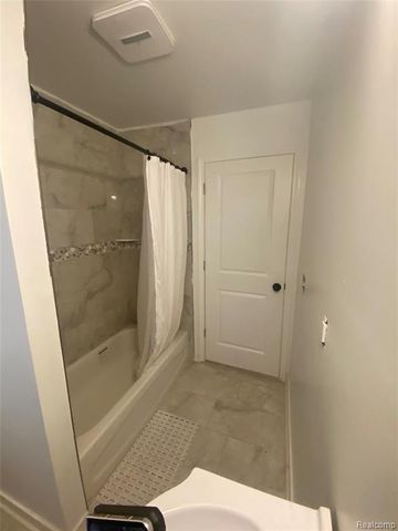 5594 Greenway Street, Detroit, MI 48204