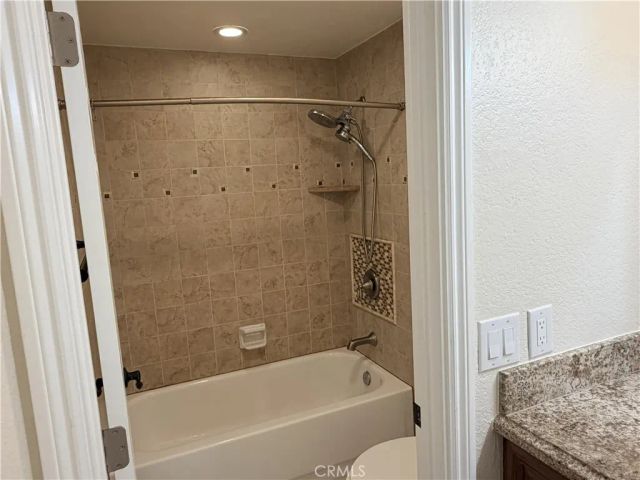 653 Oak Run Trail 305, Oak Park, CA 91377