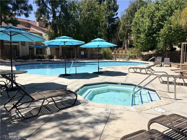 653 Oak Run Trail 305, Oak Park, CA 91377