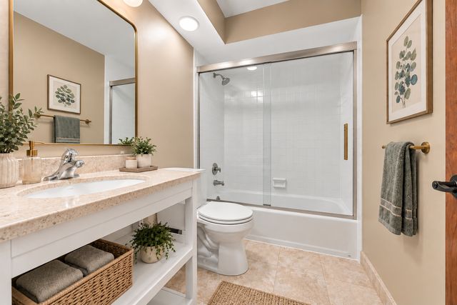 129 W Quincy Street 1, Westmont, IL 60559
