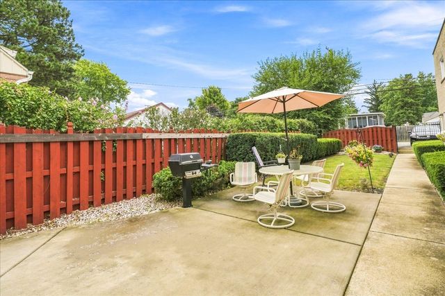 129 W Quincy Street 1, Westmont, IL 60559