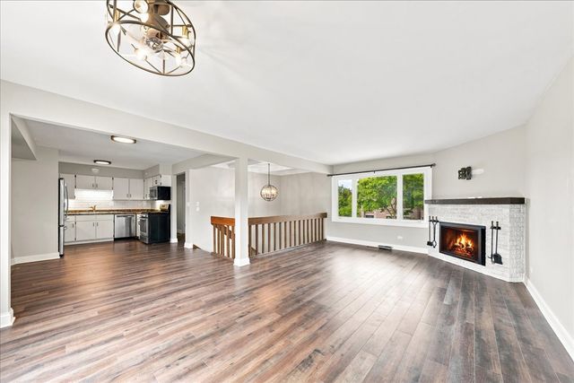129 W Quincy Street 1, Westmont, IL 60559