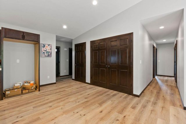 1910 SOUTHLAND LANE, New London, WI 54961
