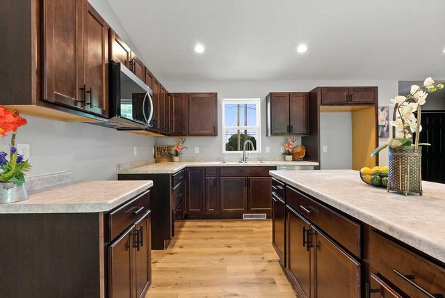 1910 SOUTHLAND LANE, New London, WI 54961