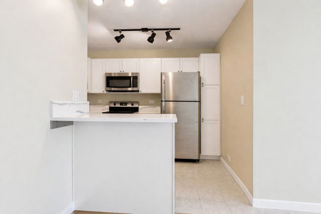 655 W Irving Park Road 3704, Chicago, IL 60613