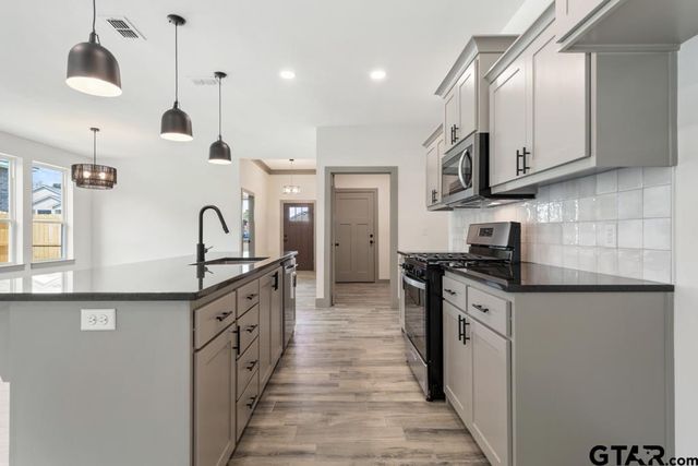 16326 Crossing Circle, Lindale, TX 75771