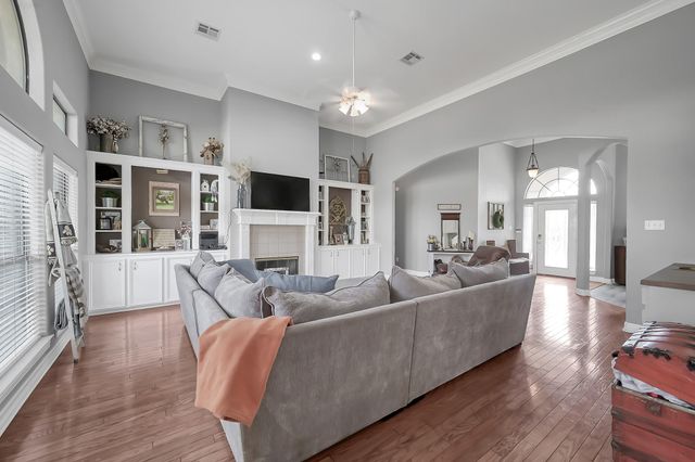 135 April Waters Drive N, Montgomery, TX 77356