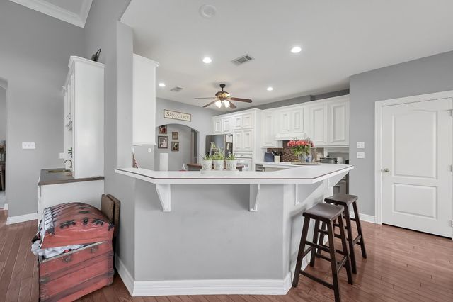 135 April Waters Drive N, Montgomery, TX 77356