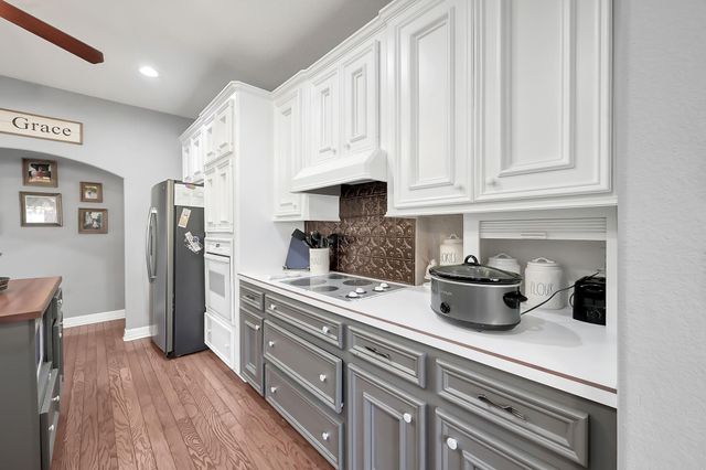 135 April Waters Drive N, Montgomery, TX 77356